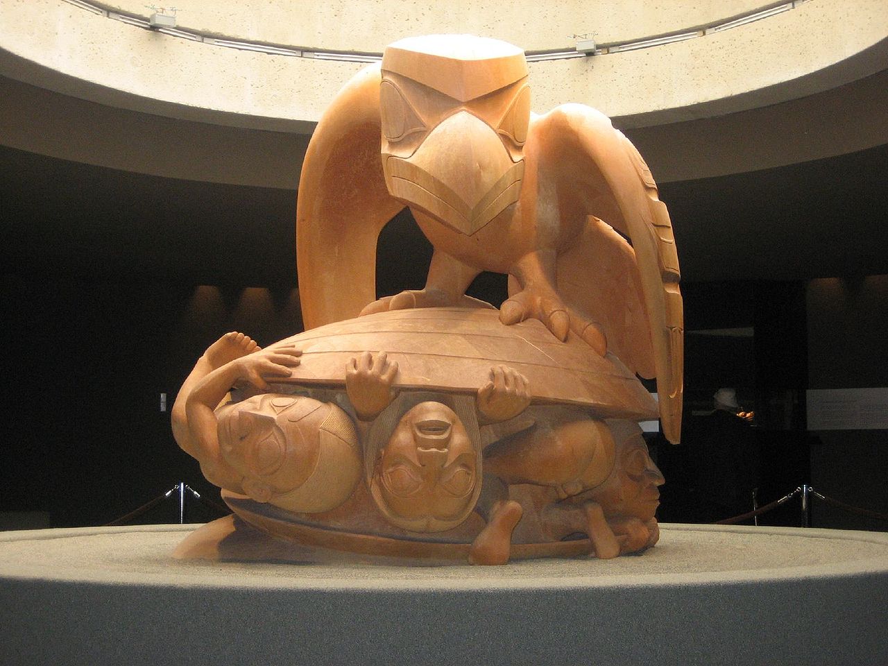 La sculpture The Raven and The First Men, par Bill Reid, au Museum of Anthropology, University of British Columbia